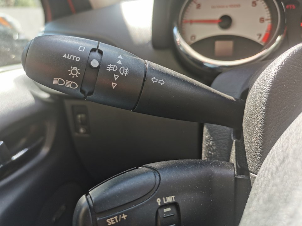 Датчик дождя/света, фотохромное зеркало и ходовые огни — Peugeot 207, 1 ...