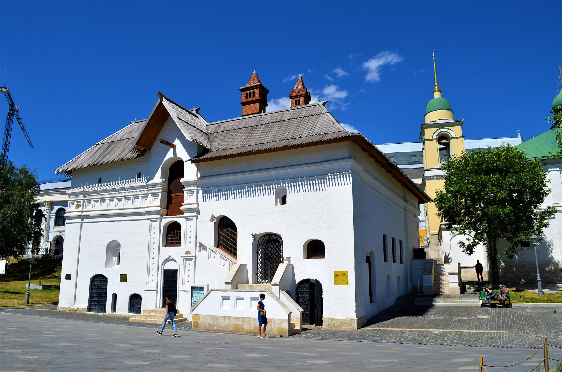 Памятник гражданской архитектуры в китай городе. Парк Зарядье старый английский двор. Храм Георгия Победоносца в Москве на Варварке. Палаты бояр Романовых на Варварке. Варварка 2.