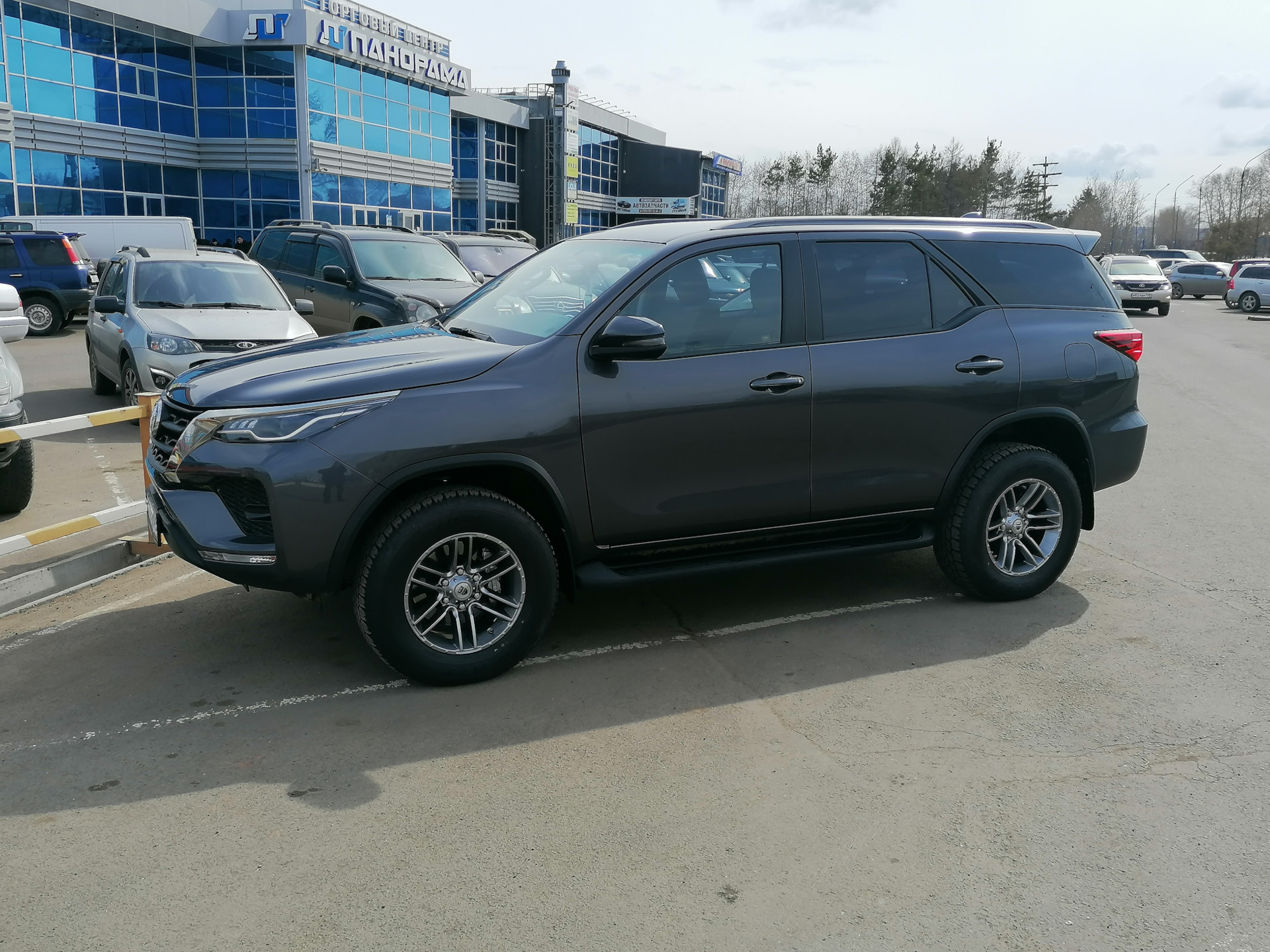 Диски fortuner. Toyota Fortuner диски. Fortuner на дисках. Диски фортунер 1 поколение. Диски фортунер r17.