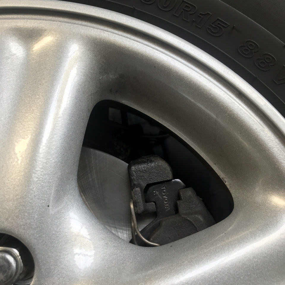 Биение при торможении, задние стойки и опоры. — Toyota Avensis I, 2 л ...