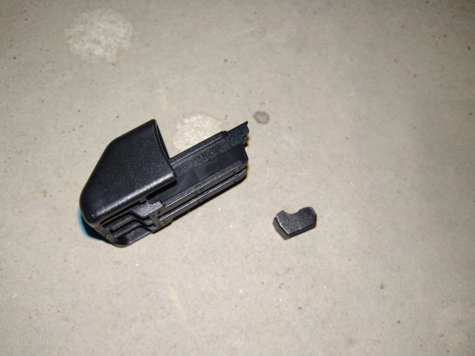 Сломанная часть адаптера — Renault Kaptur (2016)