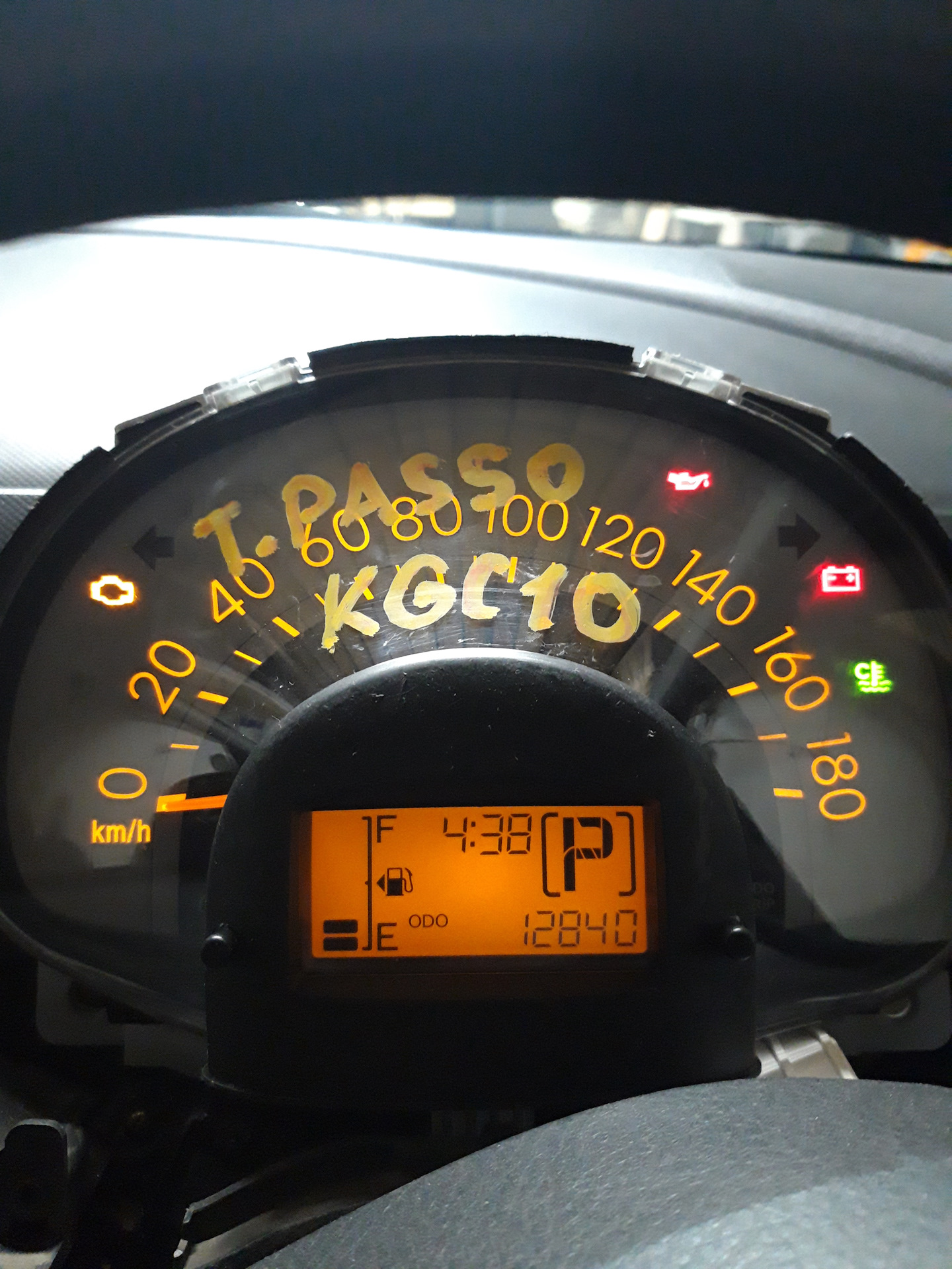 приборная доска toyota passo 2008 года. щиток приборов toyota passo. приборная панель passo kgc10. Toyota passo приборная панель. щиток приборов toyota passo.