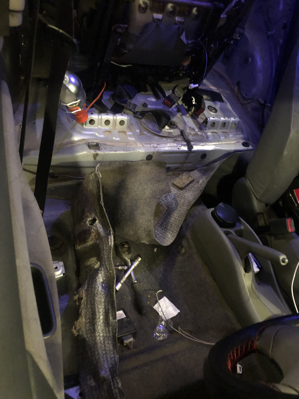 Тросик лючка бензобака — Toyota Vitz (10), 1 л, 1999 года | поломка ...