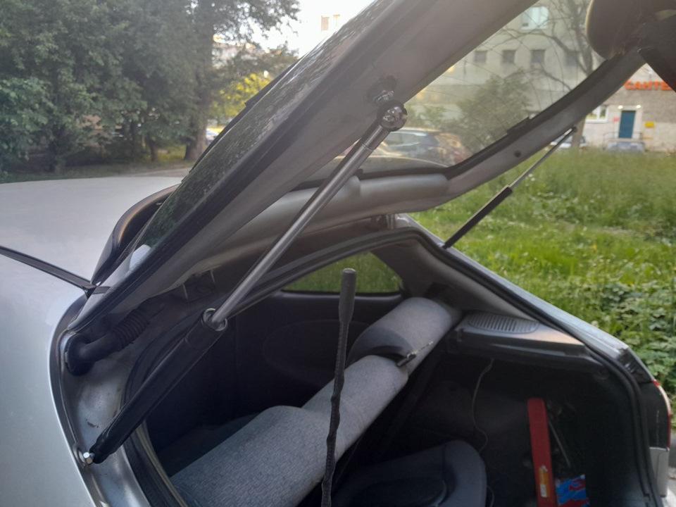 Чем заменить амортизаторы двери багажника — Daewoo Lanos, 1,6 л, 2000 ...