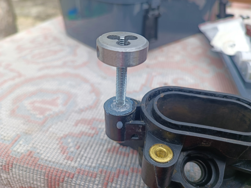 Видно как фрезой поработал у основания болта. — Jaguar X-Type