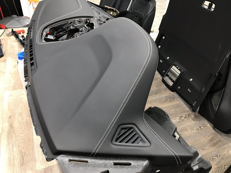 Перетяжка торпеды, консоли, дверей и потолка BMW G30 — Grand Design на ...