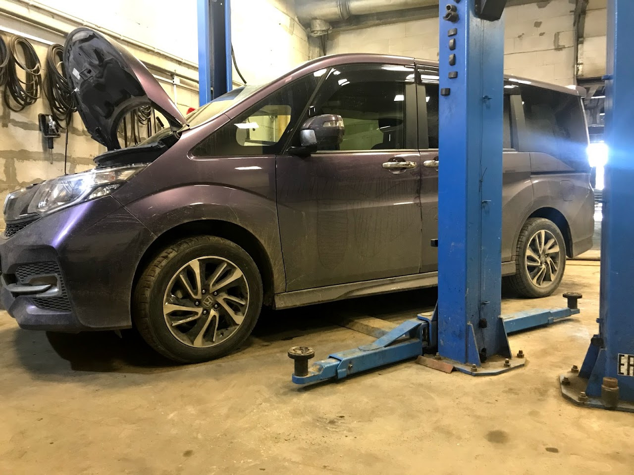 Перед 20. Проставки Honda Stepwgn spada rp3. Honda Stepwgn 5 поколение rp3. Honda Stepwgn spada домкрат. Хонда стрим увеличение клиренса.