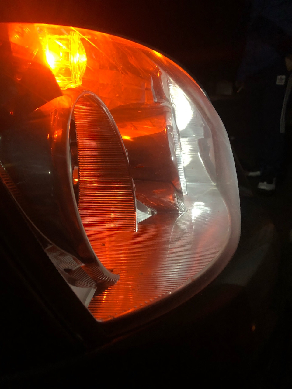 оранжевые фары. оранжевые фары. фары автомобиля. оранжевые лампочки в габариты приора. оранжевые фары.