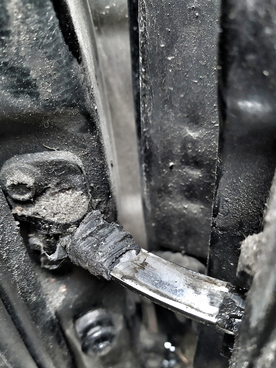 Победил стук петли на двери Приоры — Lada Приора универсал, 1,6 л, 2011 ...