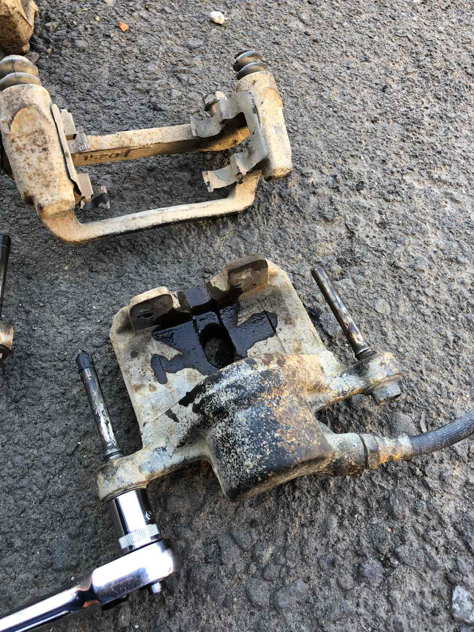 Задний тормозной суппорт митсубиси паджеро спорт 1. Задний суппорт ауди а8 д2. Суппорт задний на паджеро 2. Задний тормозной суппорт паджеро 2. Задний суппорт паджеро 2.