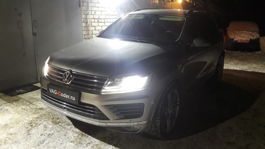 Показывает открытую дверь volkswagen touareg