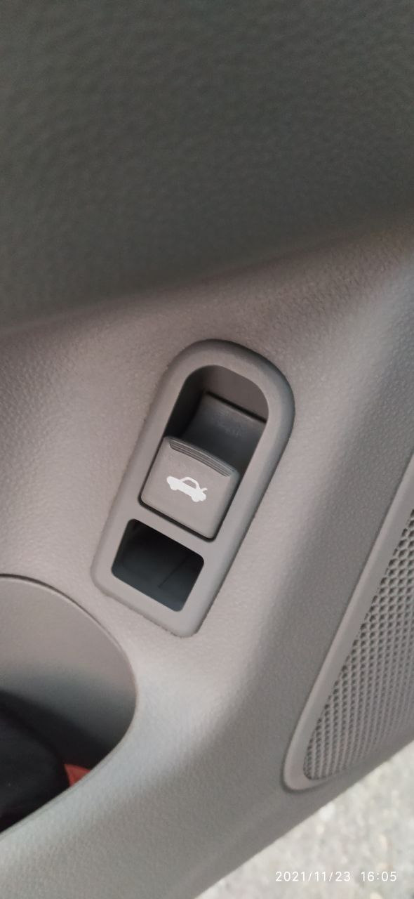 Кнопка открытия лючка бензобака — KIA Magentis III, 2 л, 2009 года ...