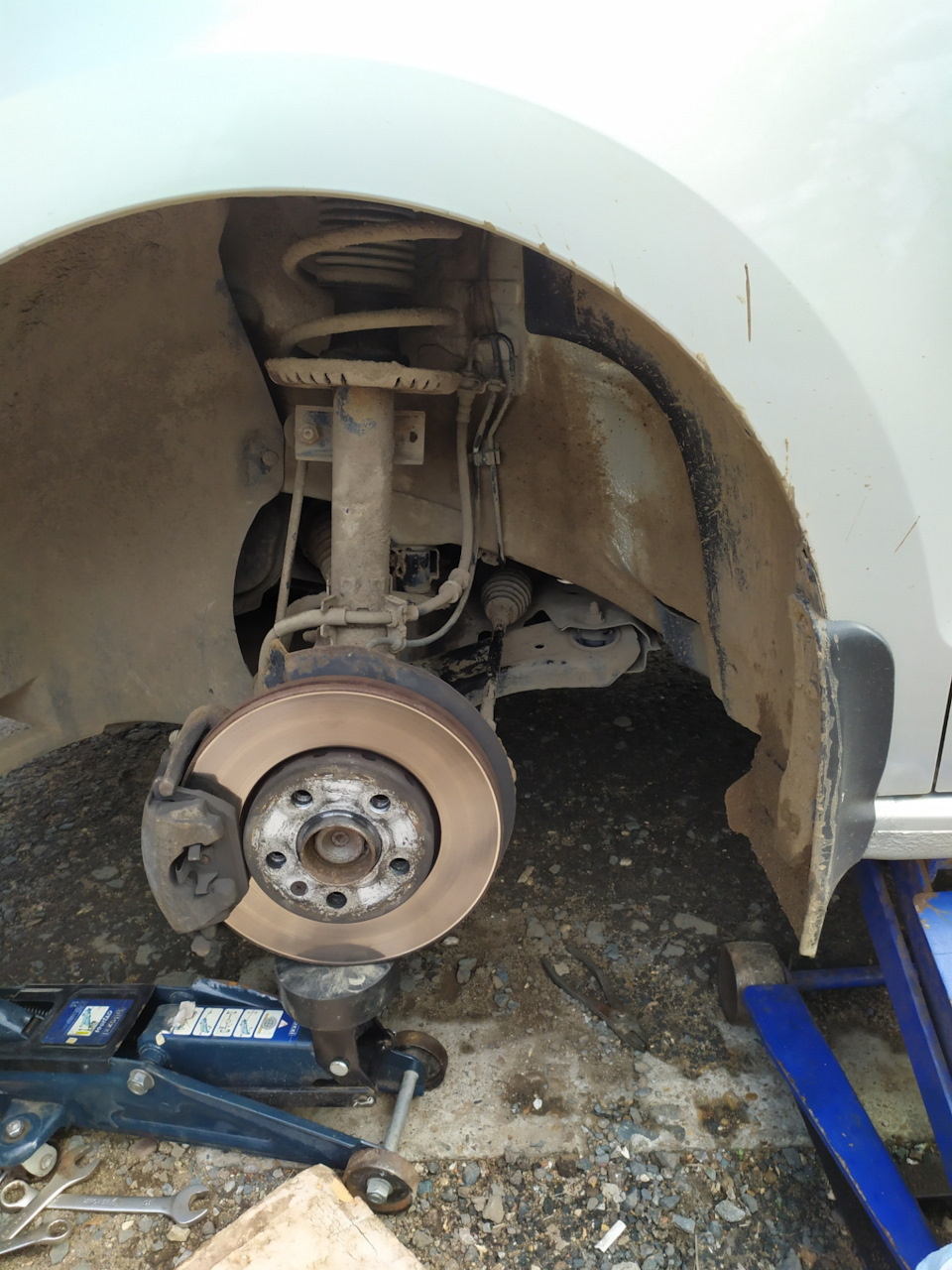 Замена втулок поперечного стабилизатора. — Volkswagen Polo Sedan, 1,6 л ...