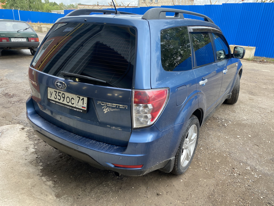 Лобовое стекло Subaru Forester sh. Квадратный номер на Субару Форестер sh. Затонировал лобовое 15.