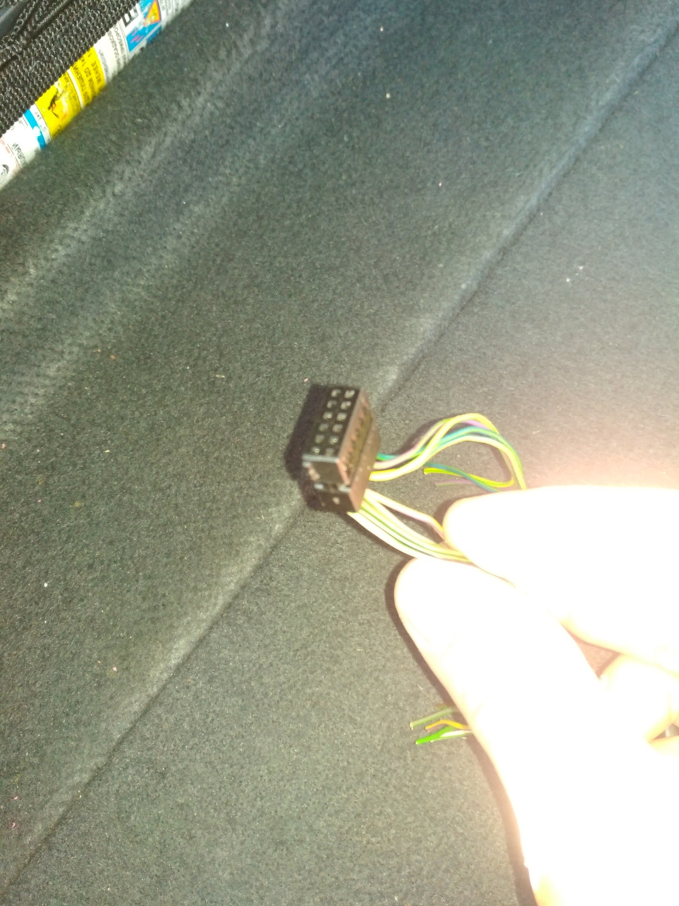 Фишка в зеркале на 6 пинов, не заказывал оригинал, не хотел ждать, нашел похожую в гараже от блока климат контроля на 12 пин, когда покупал б.у. все фишки были на блоке с обрезанными проводами. Вытянул не нужные пины, один как раз пошел в фишку плафона, торцанул фишку к.к. на нождаке под нужный размер, скрутил провода. Сделал метку в виде полоски, т.к. фишка не заводская и можно вставить в верх ногами. 1 пин — плюс на колодке. 2 пин — минус на кузов. 6 пин на фишку плафона в первую ячейку. Чтобы зеркало не затемнялось при включении плафона. <img src= — Audi A6 (C6)