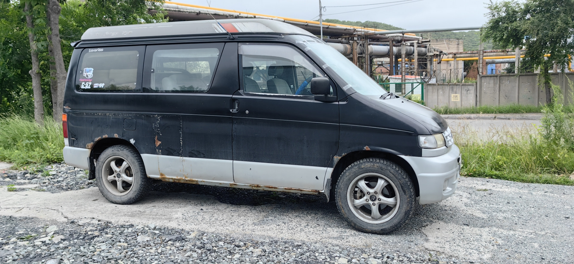 Шины mazda bongo. Мазда Бонго микроавтобус розовый.