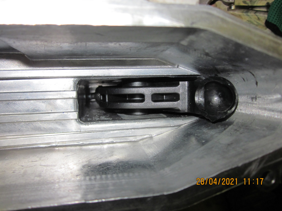 Ось коромысла смазал аэрозольной петельной смазкой. Ну не выпрессовывать же его ось, в самом деле? — Lada Vesta SW (1G). Запчасти на фото: 28042021