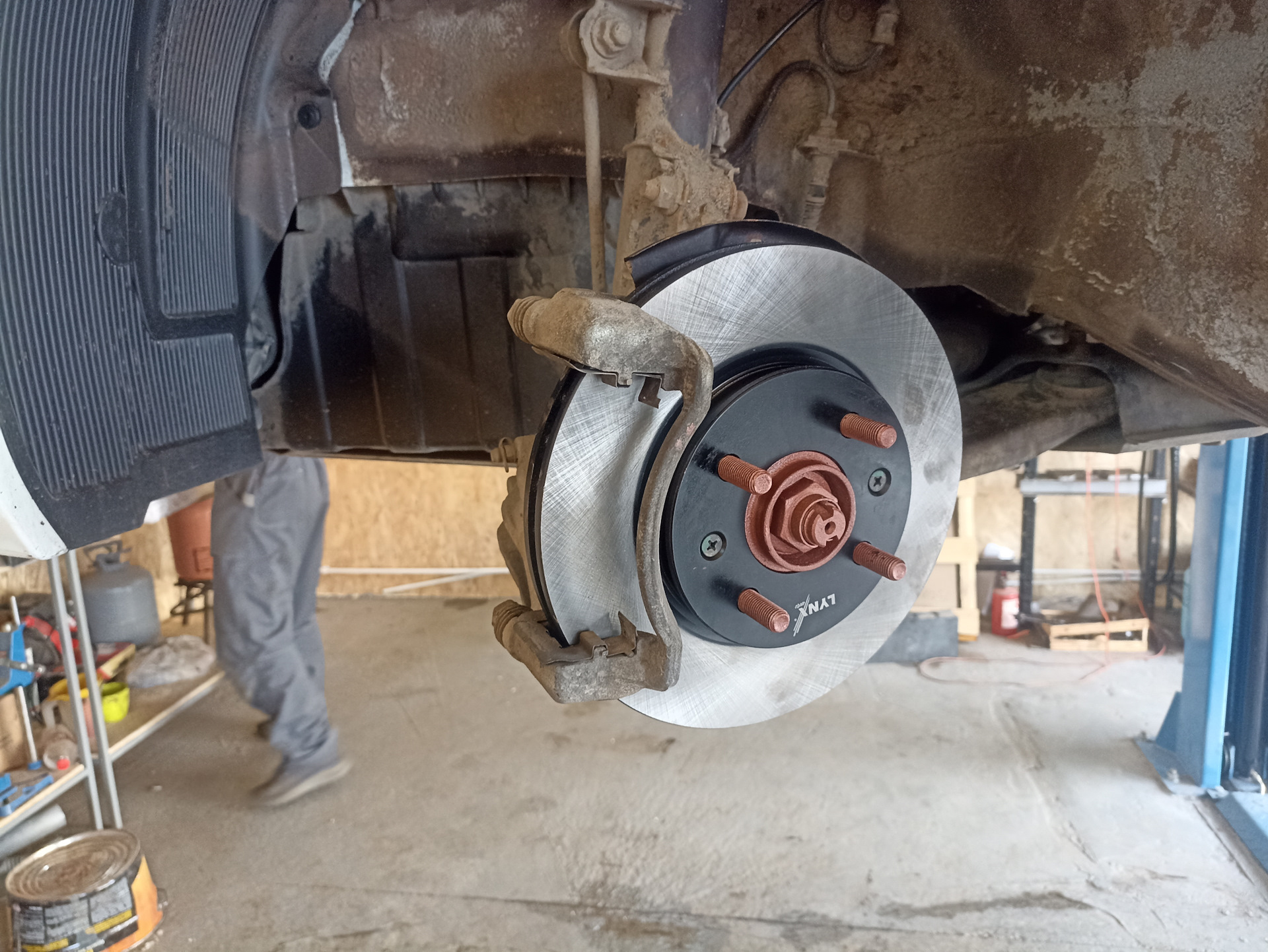 Замена передних тормозных дисков и тормозных колодок — Hyundai Solaris ...