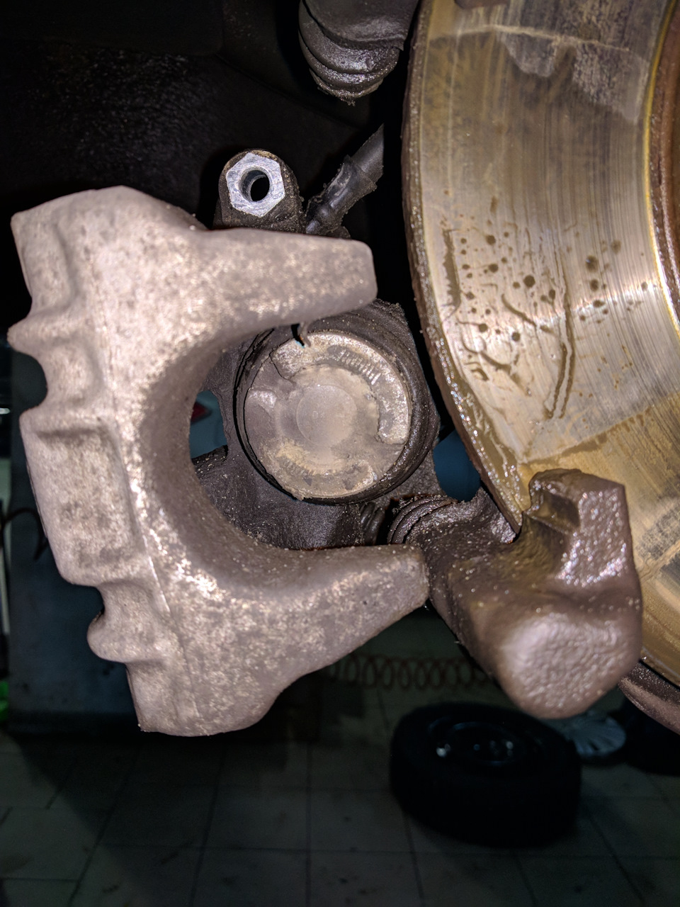 Замена задних колодок на дисковых тормозах — Volkswagen Polo Sedan, 1,6 ...