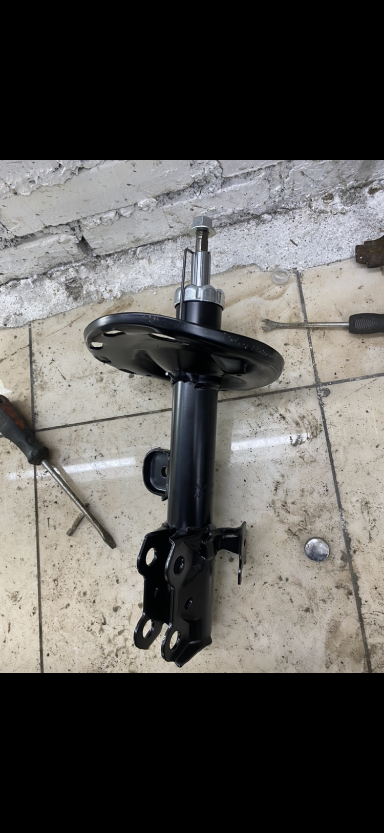 Потек амортизатор . Замена . — Toyota RAV4 (III), 2 л, 2008 года ...