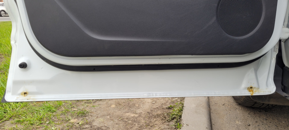 Коррозия низа водительской двери — Ford Kuga (2G), 2,5 л, 2018 года ...