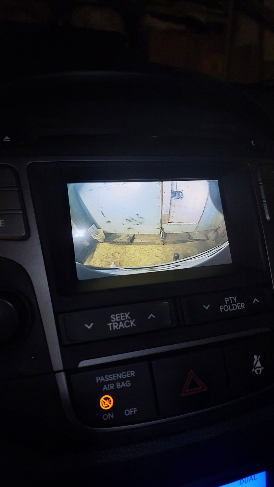 Замена камеры заднего вида — Hyundai ix35, 2 л, 2014 года | своими ...