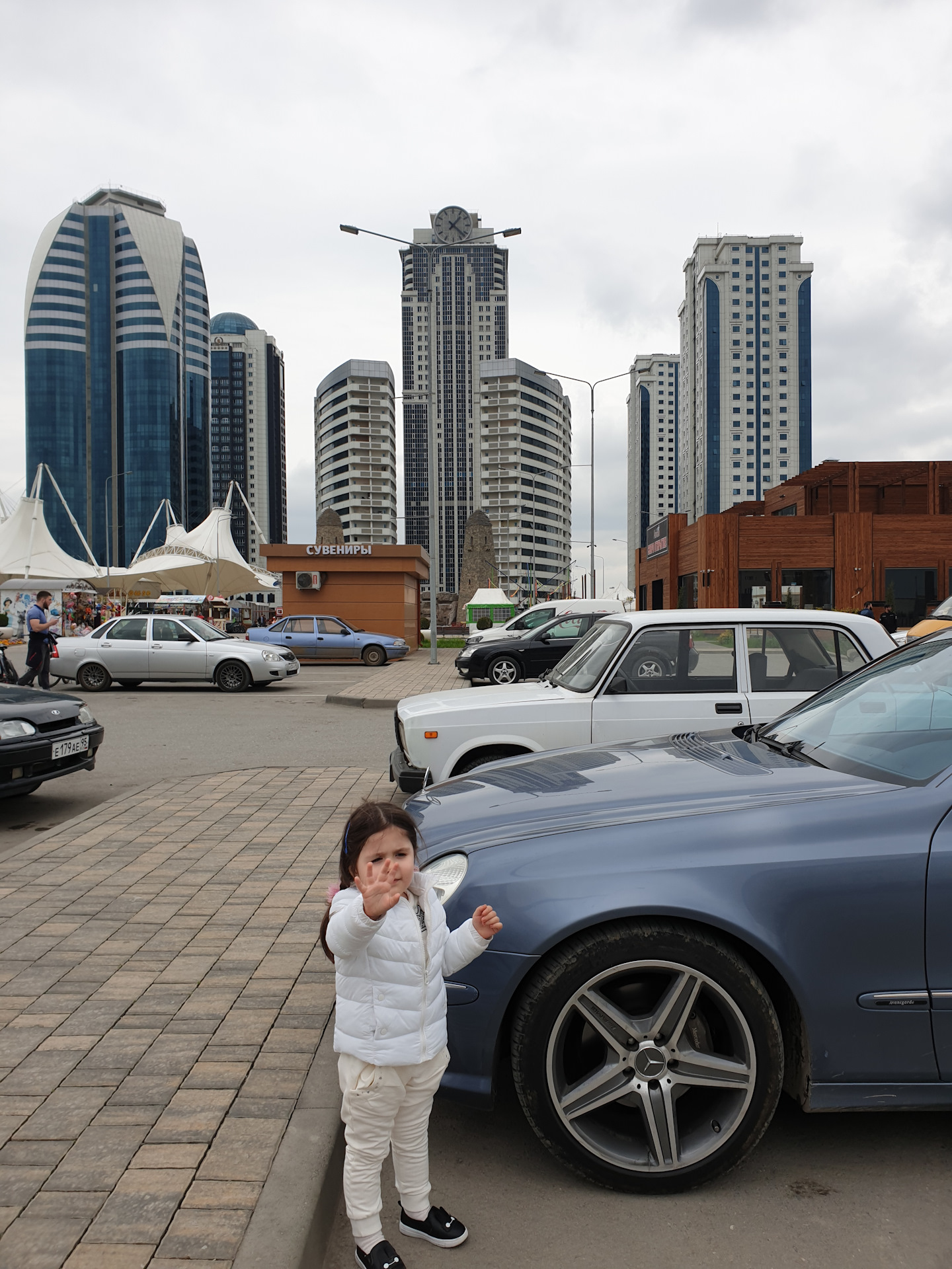 В грозный на машине. Мерседес Чечня. Mercedes Грозный. Грозные машины. Машины с грозным видом.