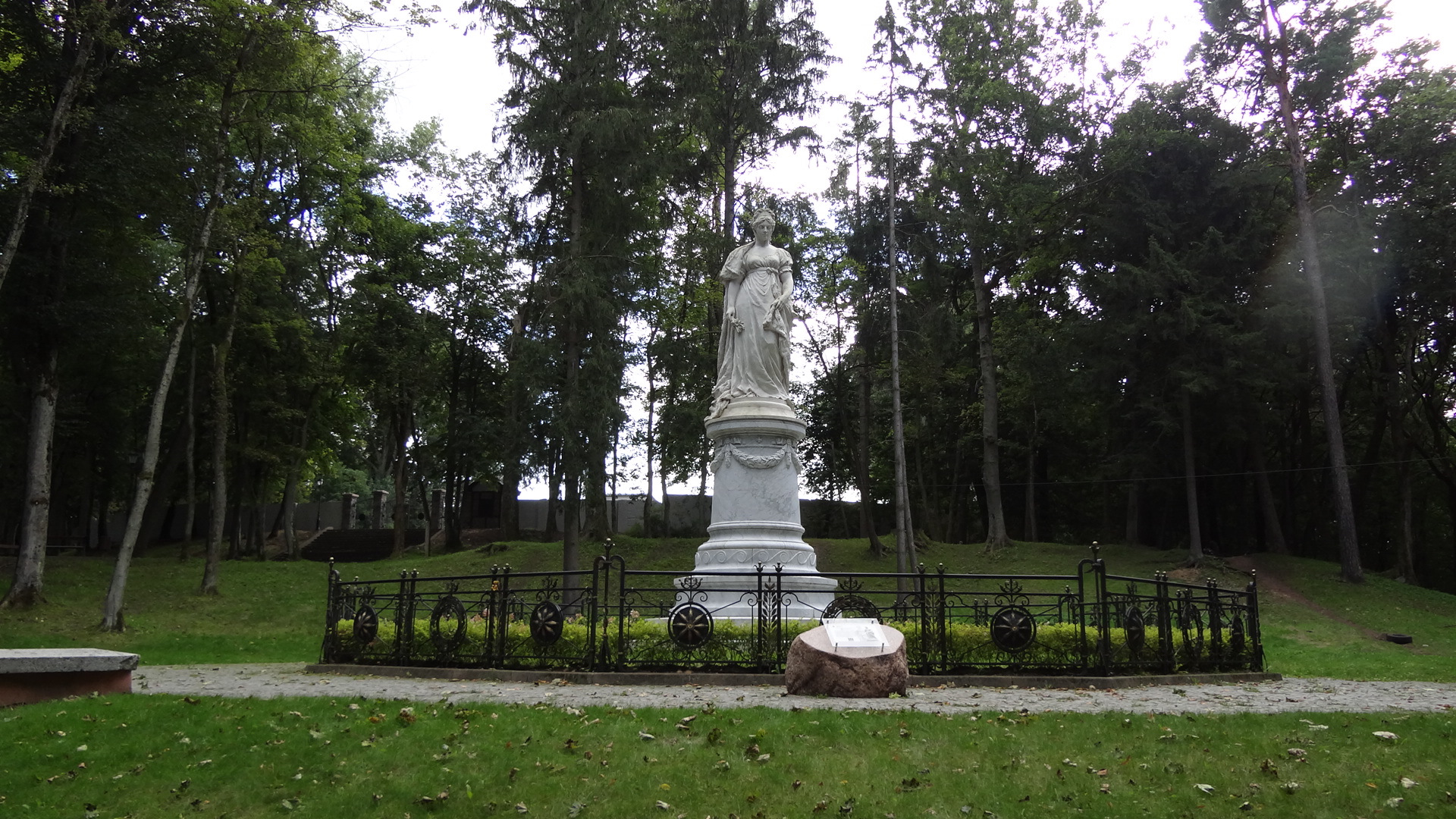 Парк якобсруэ. Памятник Королеве Луизе в Советске. Театр королевы Луизы Советск.