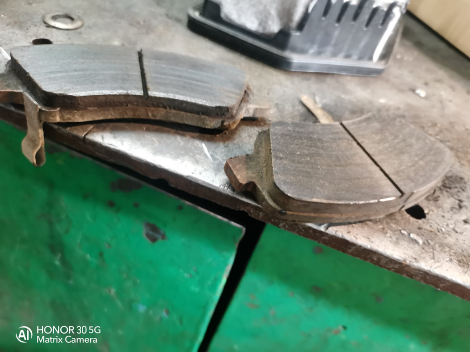 колодки стесаны не равномерно — KIA Rio (3G)