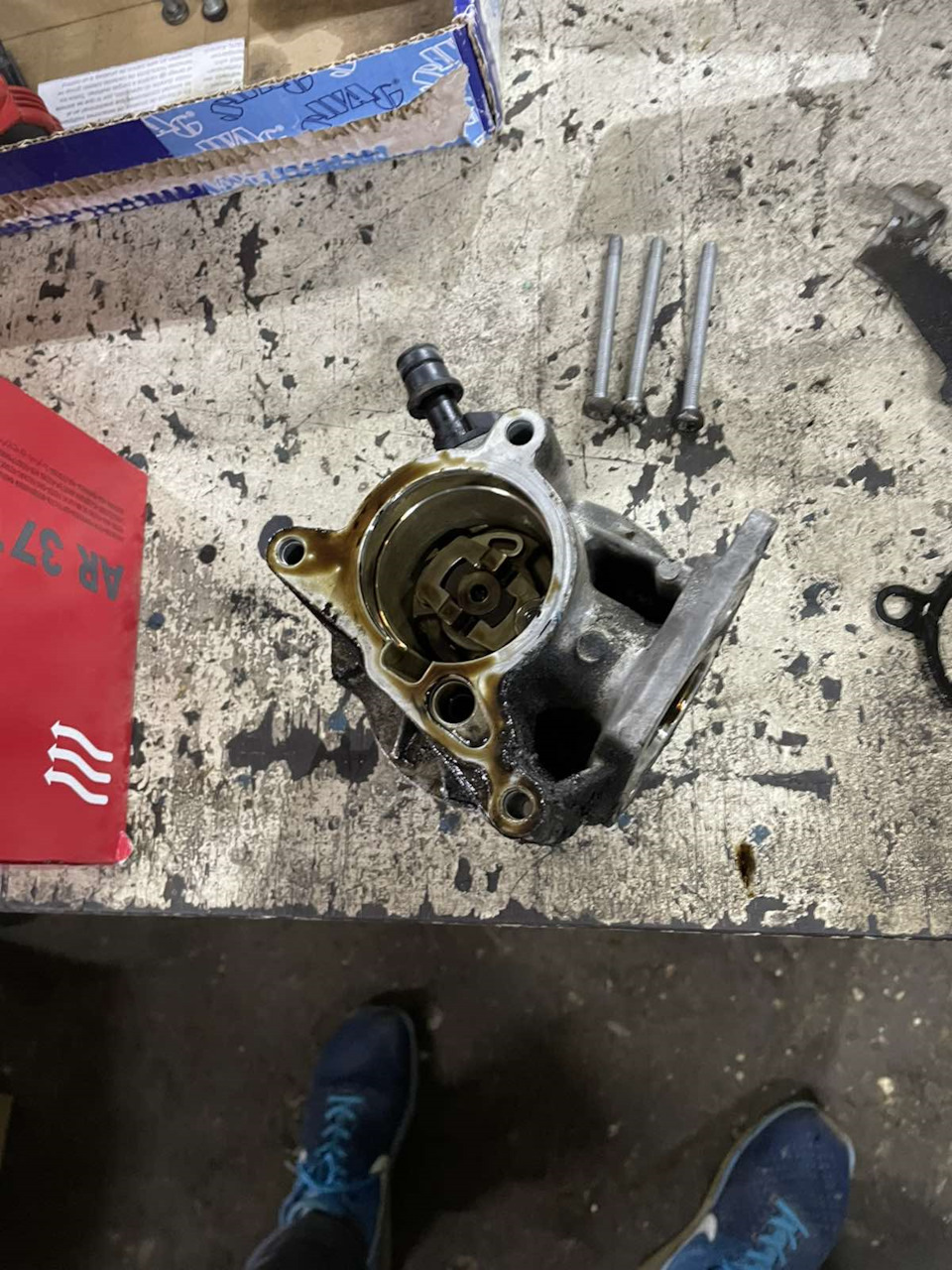 Замена прокладки вакуумного насоса — Volkswagen Passat CC, 2 л, 2010 ...