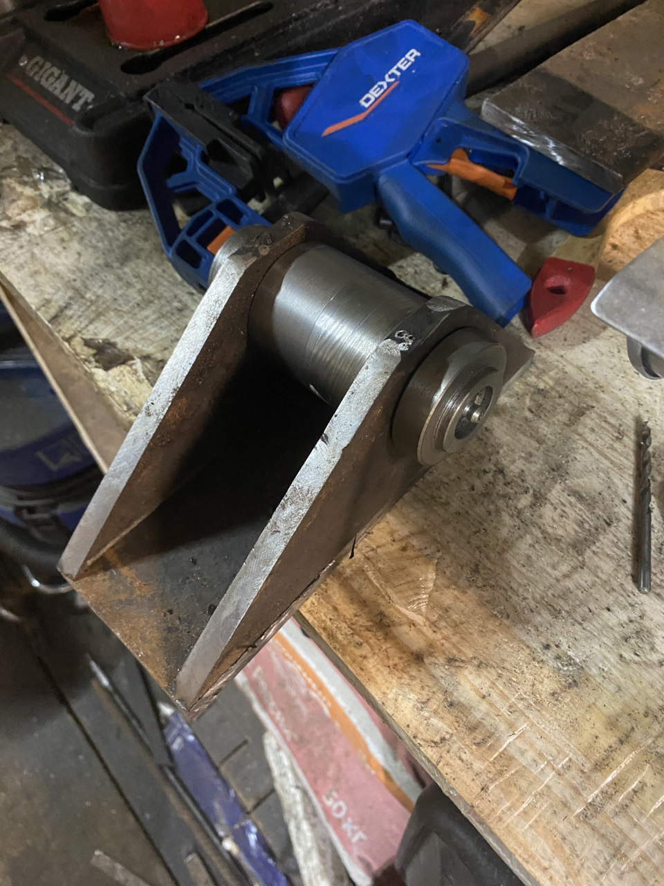 Перед прихваткой вставил палец и втулку, затем штангелем выставил боковины для минимальных зазоров — Mitsubishi fuso canter