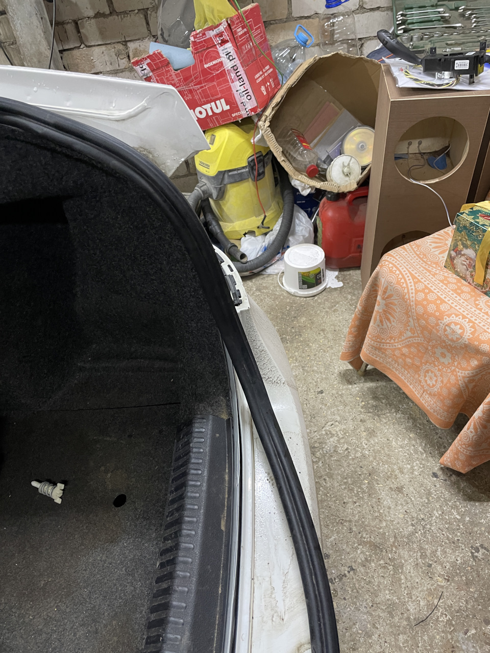 Под обшивкой протягиваем проводок с комплекта — Volkswagen Polo Sedan