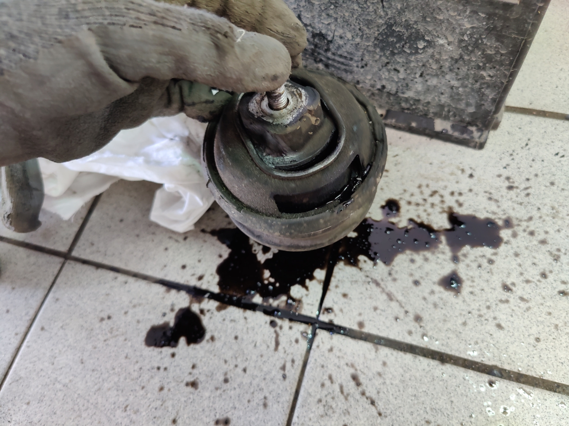 Лампочки в подсветку номера и замена подушки двигателя — BMW 5 series ...