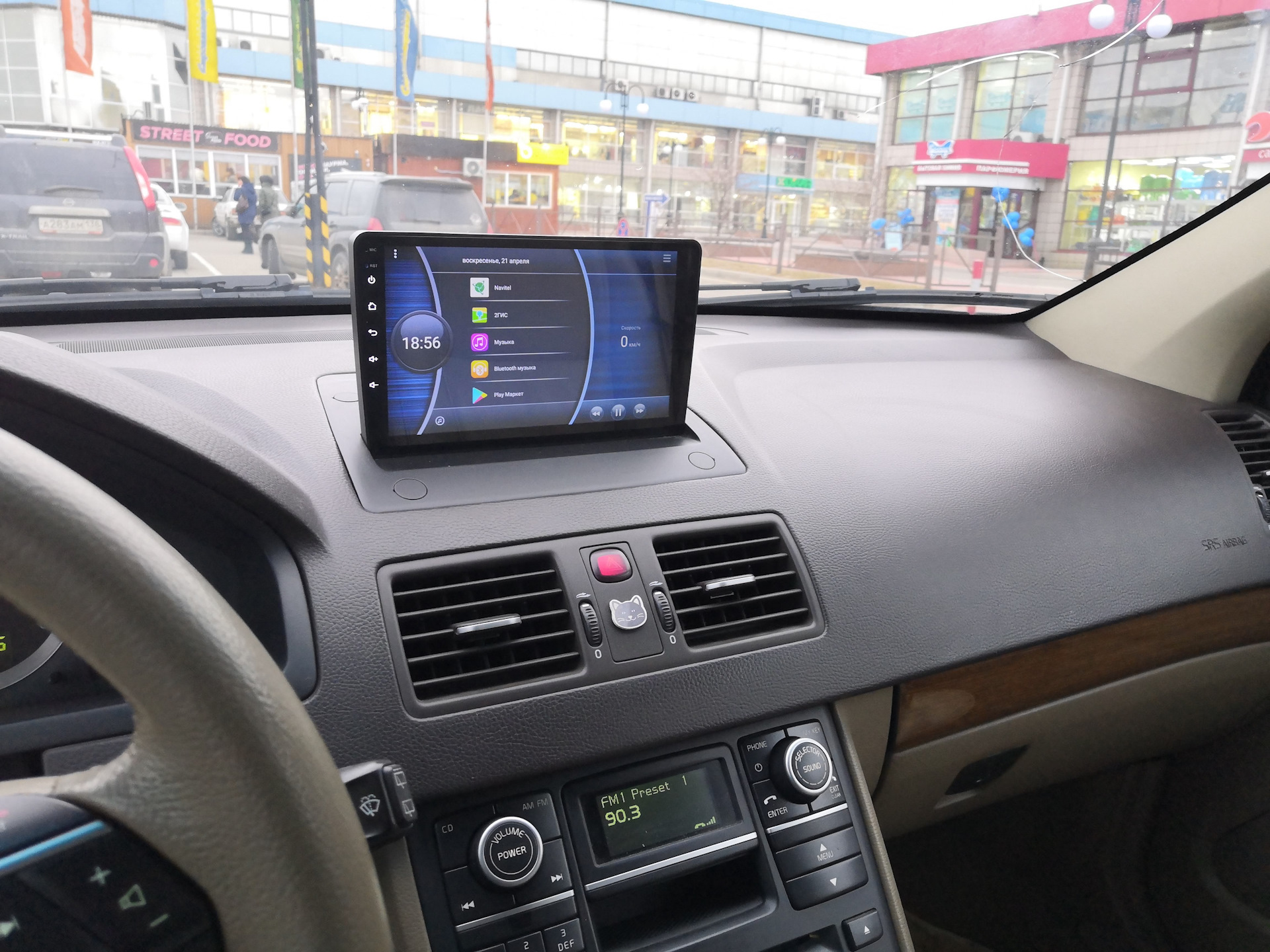 Экран на торпеде. Магнитола на Вольво хс90 андроид. Volvo xc90 магнитола Android. Монитор Вольво хс90. Volvo xc90 магнитола 9 дюймов.