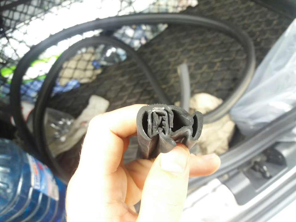 Резинки рено дастер. Уплотнитель для дверей рено дастер 2012. Renault duster уплотнитель дверей. Уплотнитель двери рено дастер. Renault duster уплотнитель дверей.