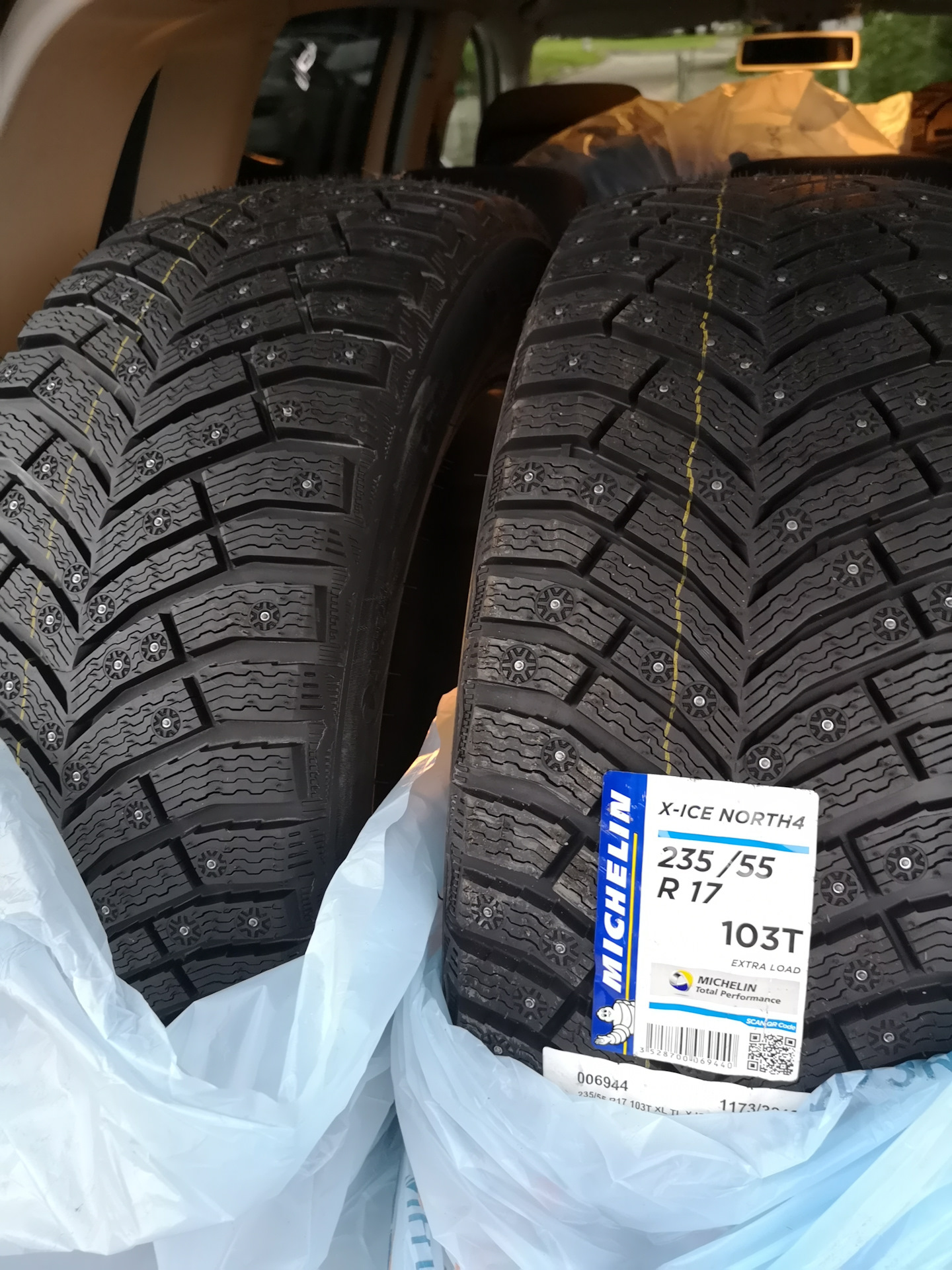 X ice north 4. Michelin x-Ice North 4 Tiguan. X Ice-North 4 на VW Polo drive2. Брелок x-Ice North 4.