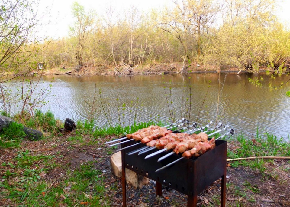 Шашлык на речке фото