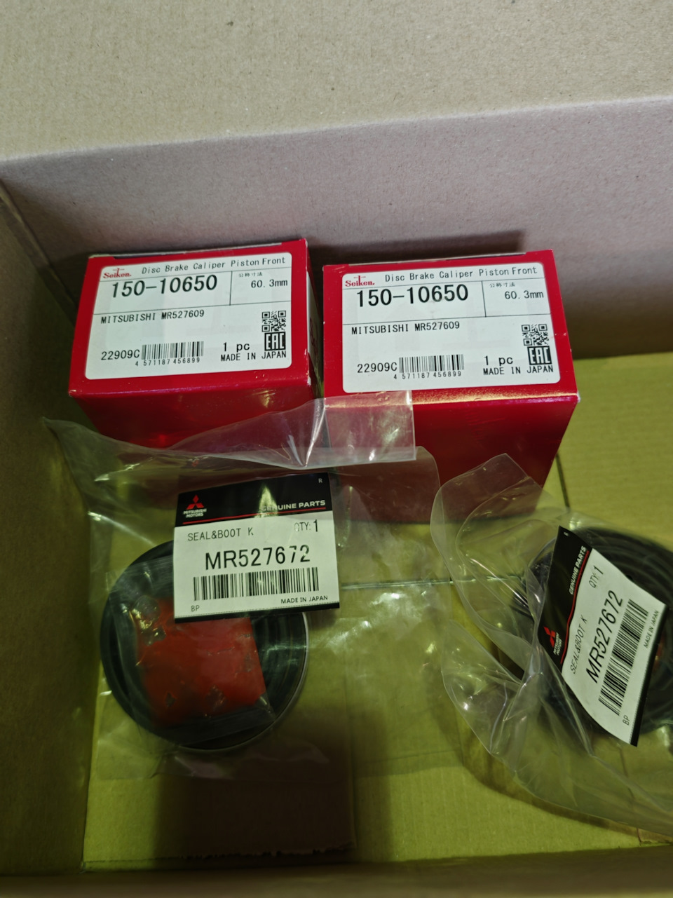 Поршня и ремкоплекты. Все встаёт отлично — Mitsubishi Galant (9G). Запчасти на фото: 15010650, MR527609, MR527672