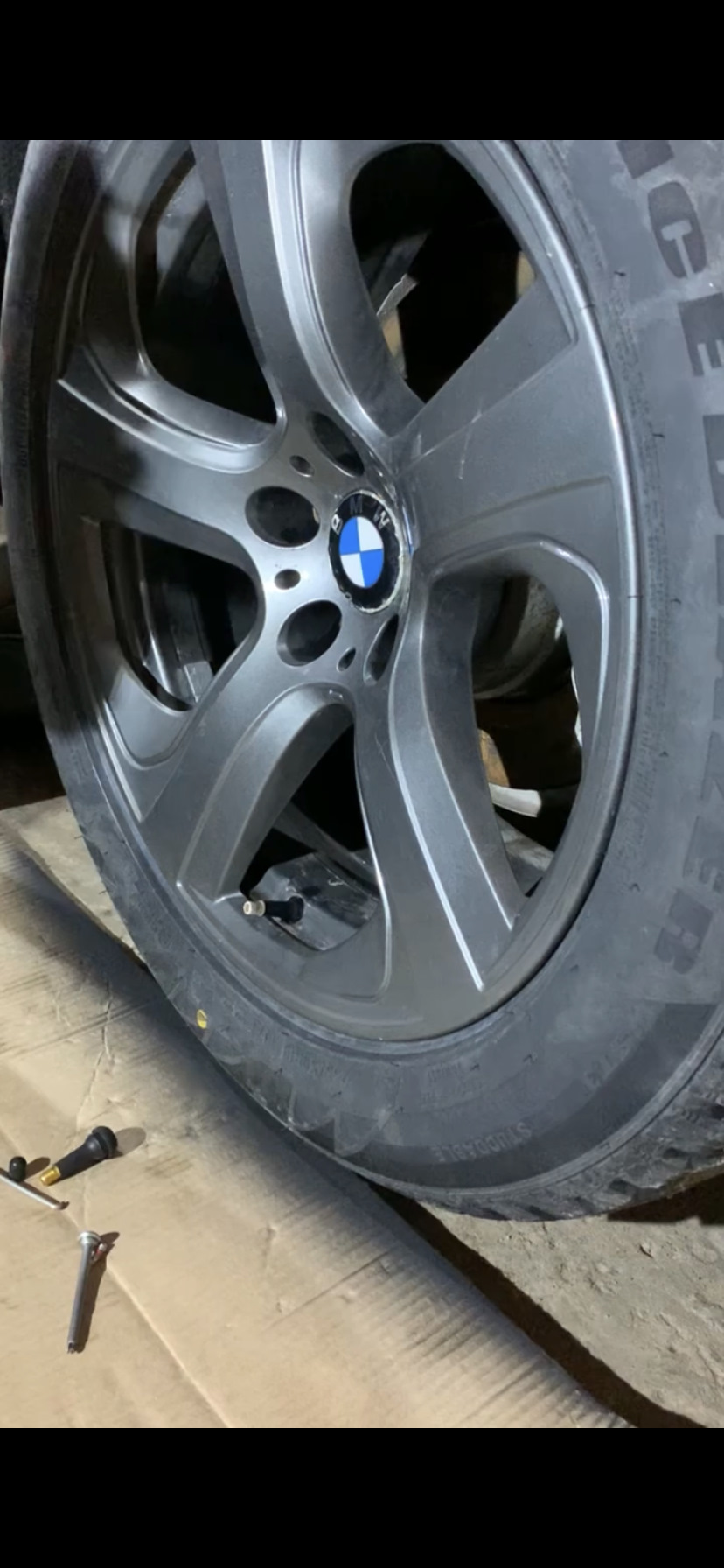 Как поменять ниппель сосок диска без разборки колеса — BMW X6 (E71/E72 ...