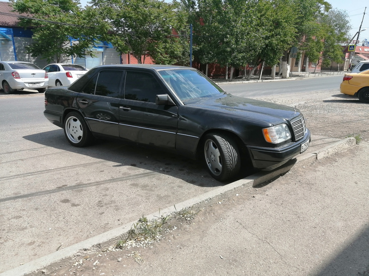 Поворот мерседес. Мерседес w124 вывернутые колёса. W124 e500 с оранжевыми поворотниками. Мерседес w124 с белыми поворотниками. Мерседес 124 с белыми поворотниками.