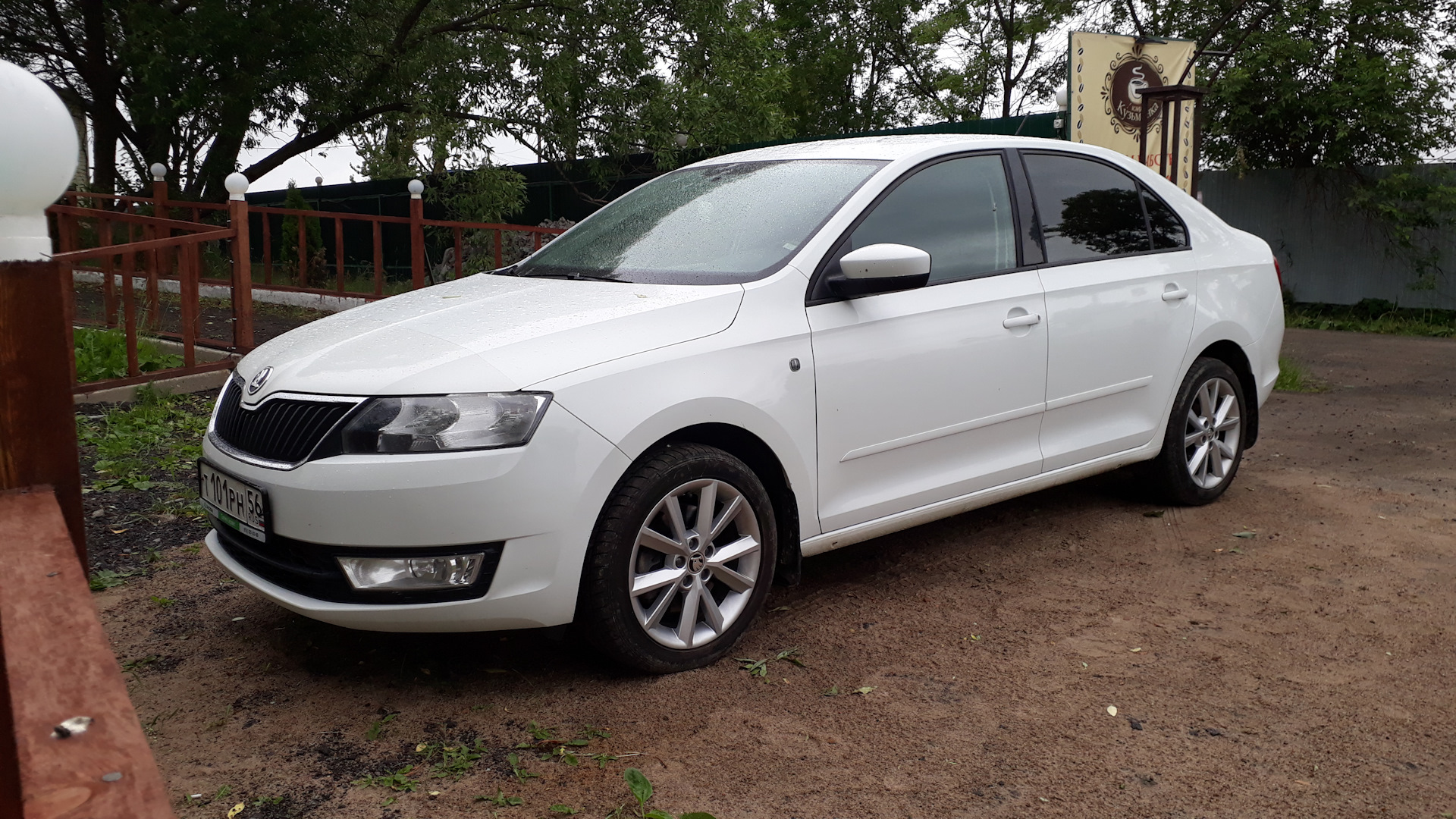 Рапид архив. Skoda Rapid белая тонированная. Шкода Рапид тонированная. Шкода Рапид белая тонированная. Шкода Рапид 2014 тонированная.