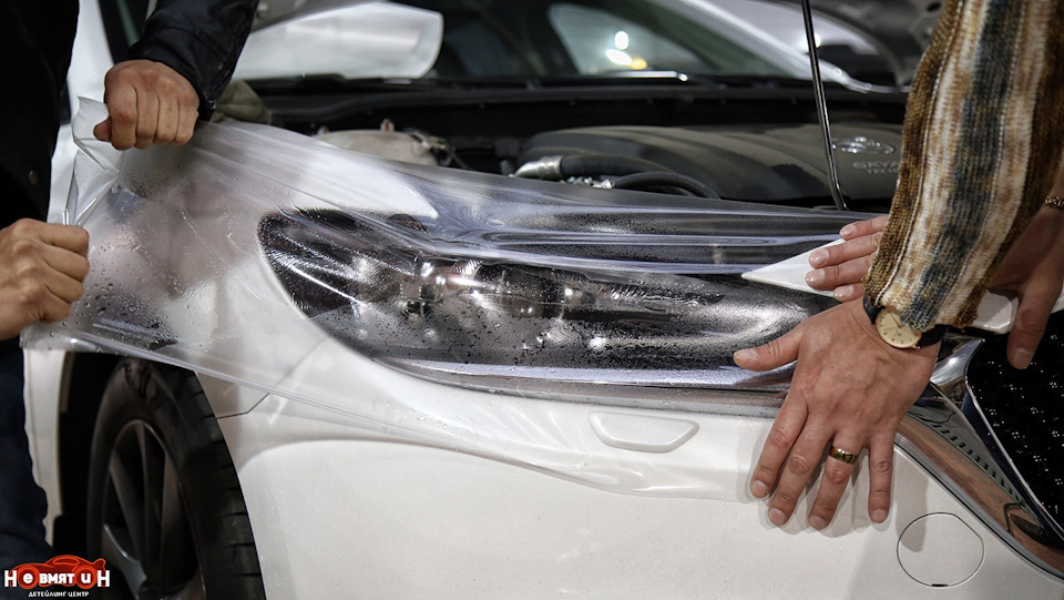 Блестящие глянцевые фары новой машины довольно быстро тускнеют ...