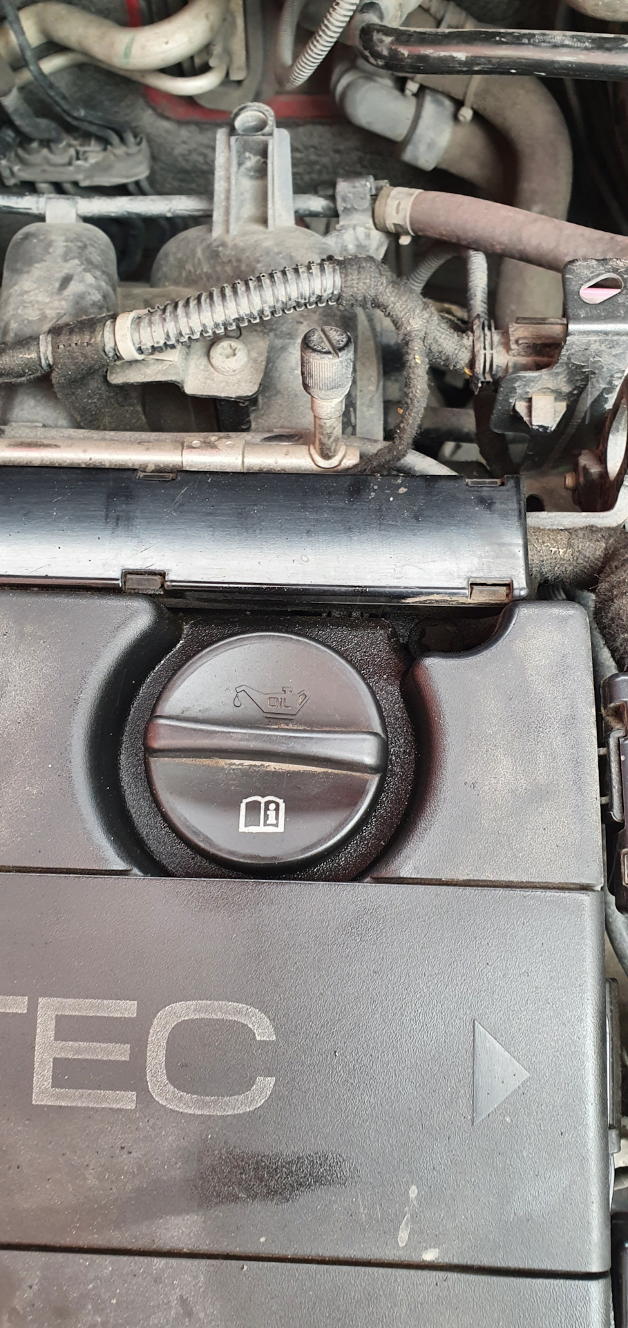 Новая крышка маслозаливной горловины — Opel Astra J, 1,6 л, 2011 года ...