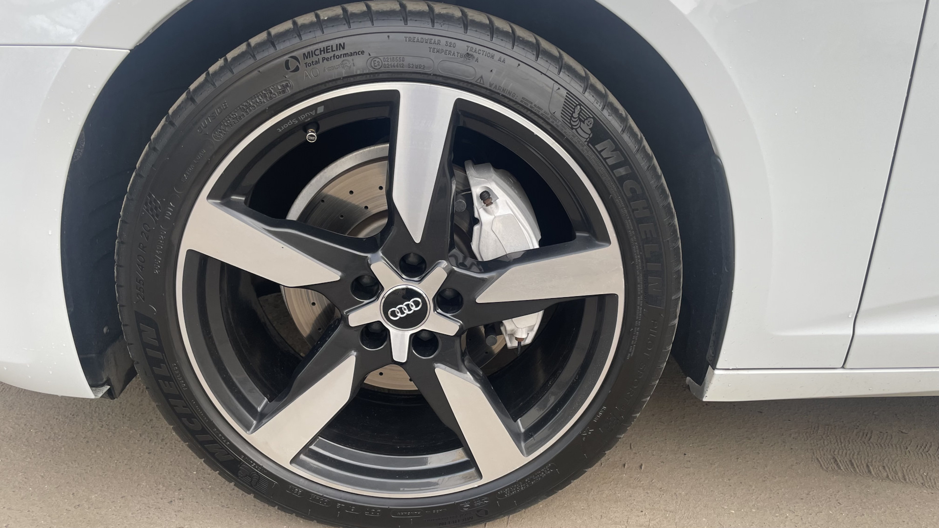 Ставлю перфорированные тормозные диски. — Audi A6 (C8), 2 л, 2019 года ...
