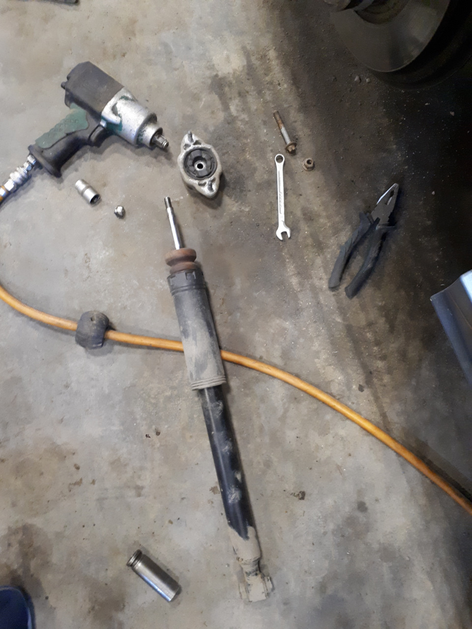 Krok 15: Tył: odkręcenie dolnego mocowania amortyzatora / podparcie wahacza. — Mercedes W204