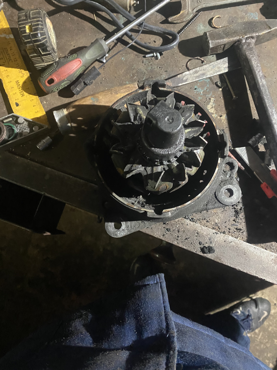 Снимаем защиту и видим коллектор генератора. ( если правильно назвал лайк поставьте)) — Volkswagen Golf Mk4