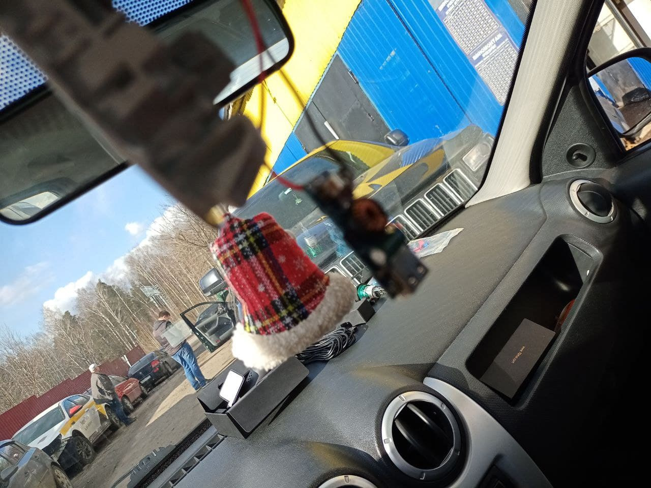 Видеорегистратор рено логан 2. Установка видеорегистратора в рено логан 2.