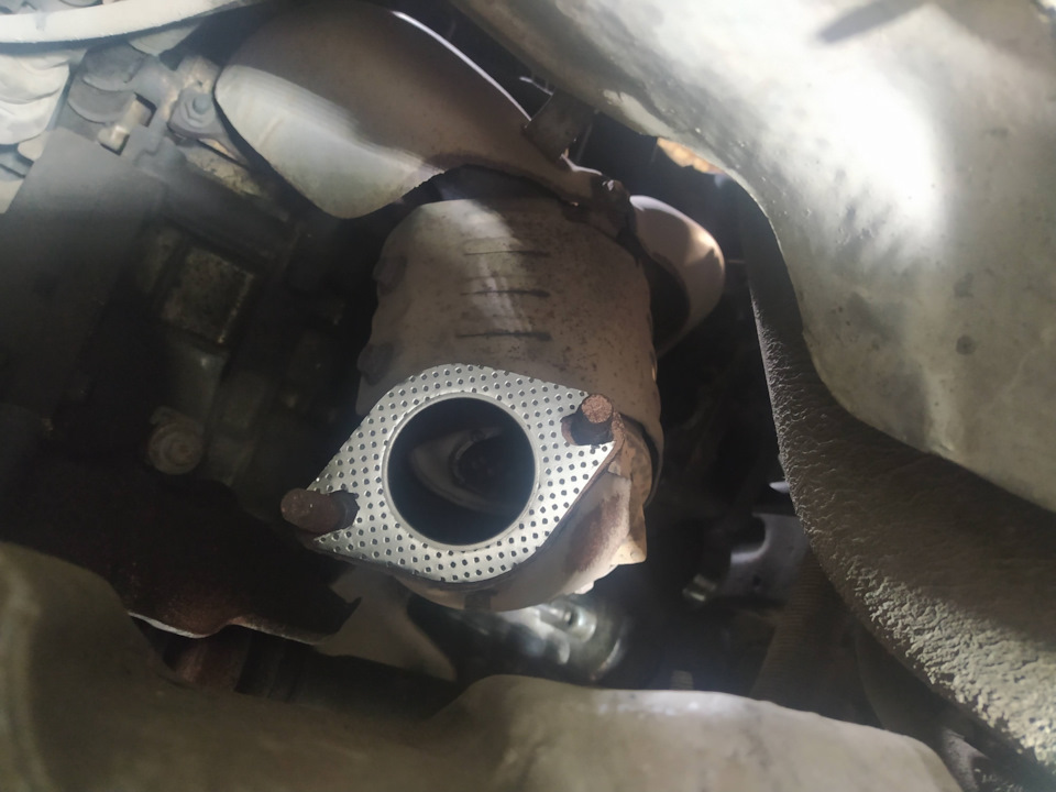 СТОИТ НА МЕСТЕ — KIA Rio (3G)