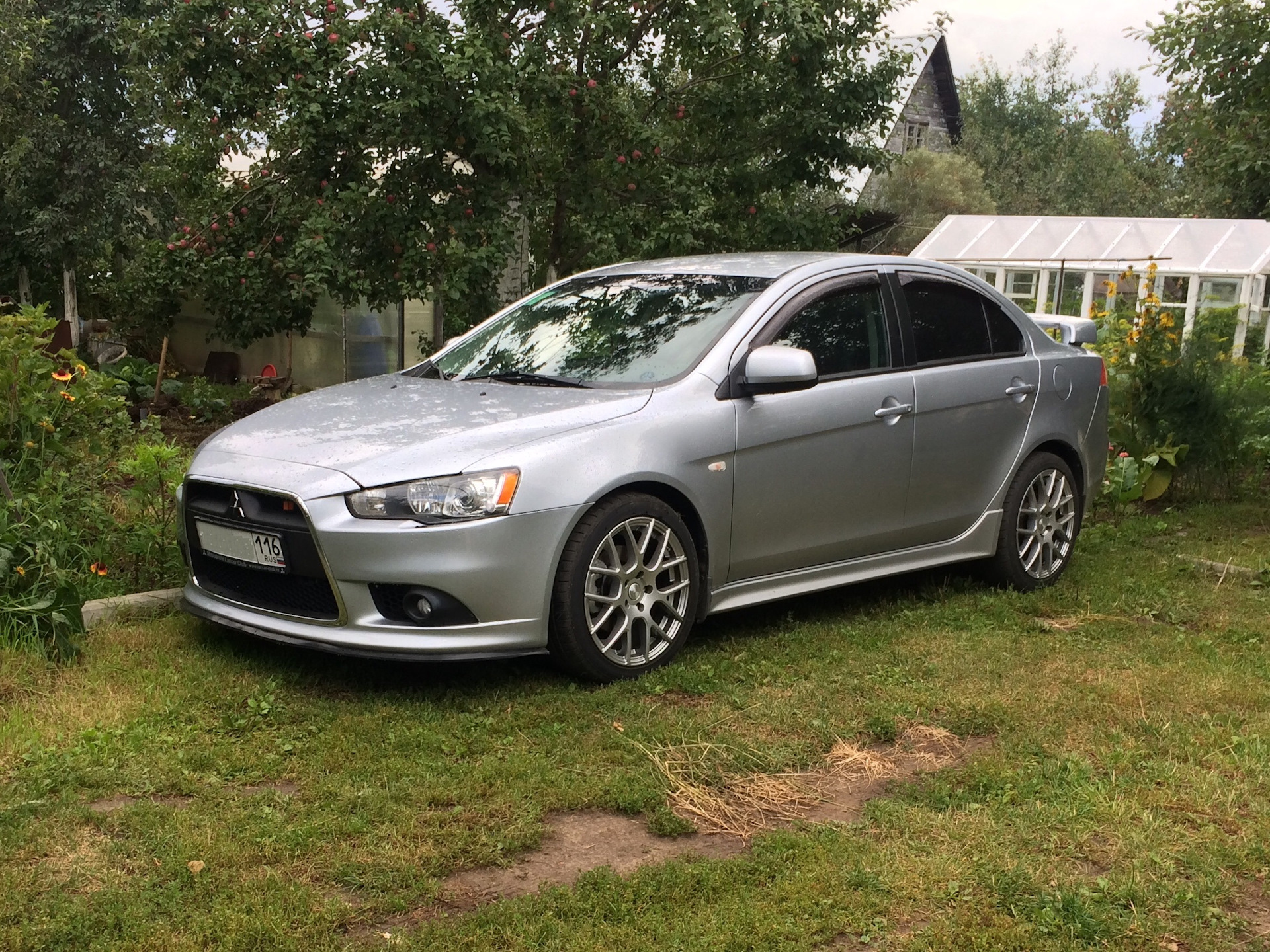 Мицубиси лансер 2. Mitsubishi Lancer 10 серебристый. Лансер 10 серебристый. Лансер 10 2.0. Мицубиси Лансер 10 2008 серебристая.