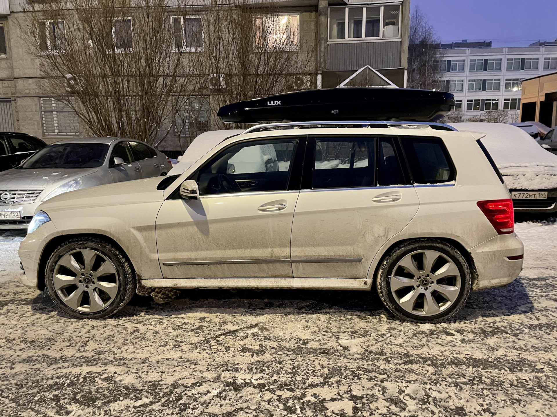 Major lux. Mercedes GLK Thule Dynamic. Mercedes GLK бокс на крышу. Бокс на крышу Мерседес GLS 2020. Mercedes-Benz GLK-class и Volvo xc90.